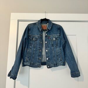 EUC size large Levi’s denim jacket